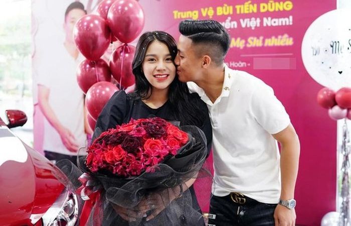 Theo đánh giá của nhiều người theo dõi Bùi Tiến Dũng, từ hẹn hò đến khi trở thành vợ chồng, nam cầu thủ dù bận rộn đến đâu cũng luôn dành thời gian cho gia đình.