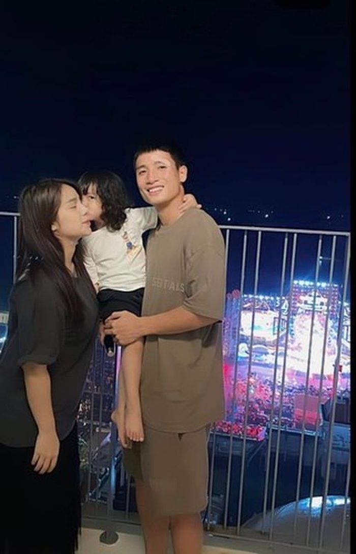 Dòng trạng thái của Khánh Linh nhận được nhiều tương tác từ cư dân mạng. Nhưng thay vì giúp cô tìm chồng, dân mạng lại đặt ra câu hỏi liệu vợ trung vệ Bùi Tiến Dũng có bị hack nick như mọi khi.