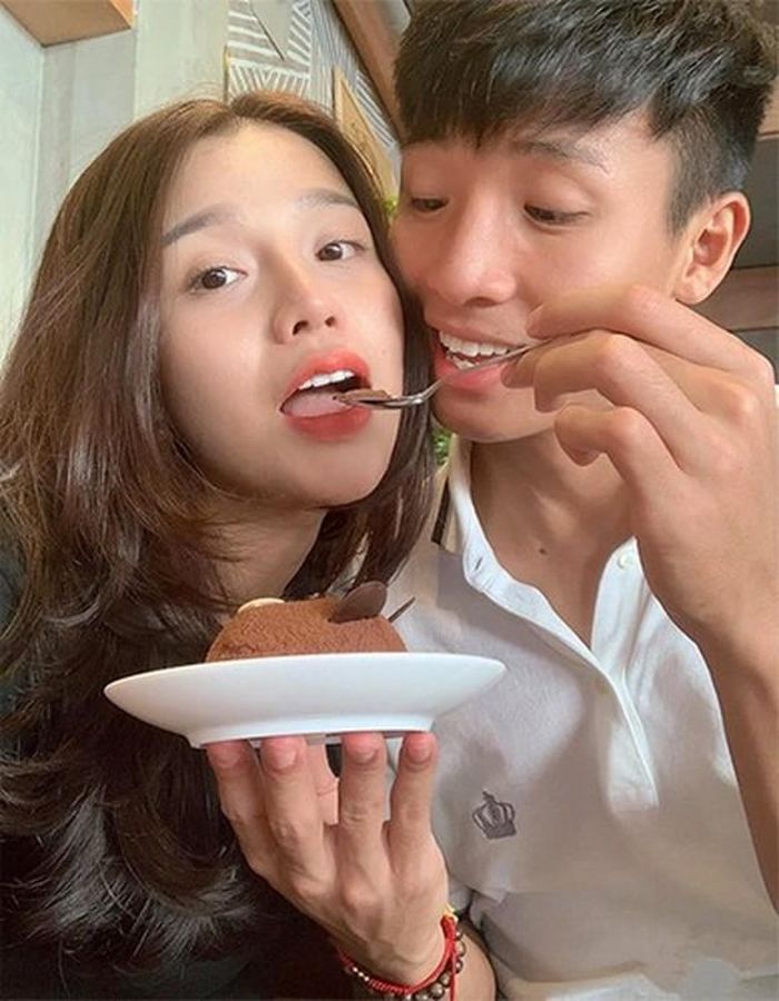 Bùi Tiến Dũng luôn nhớ ngày sinh nhật, dịp lễ quan trọng để dành lời chúc, món quà ý nghĩa cho bà xã và hai con gái.