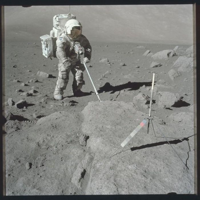 Phi hành gia Harrison Schmitt lấy mẫu đất trên mặt trăng vào năm 1972. Ảnh: Reuters.