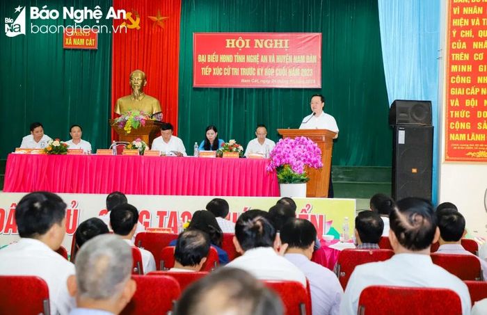  Chủ tịch UBND tỉnh Nguyễn Đức Trung trao đổi, giải trình kiến nghị của cử tri xã Nam Cát. Ảnh: Phạm Bằng 