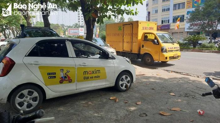  Taxi dán hình quảng cáo cho Maxim tại điểm chờ xe buýt cạnh chùa Diệc, nằm trên đường Quang Trung, TP. Vinh. Ảnh: PV 