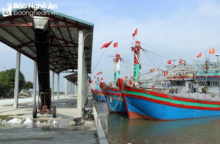  Tàu cá về cập cảng Lạch Quèn. Ảnh tư liệu: Nguyễn Hải 