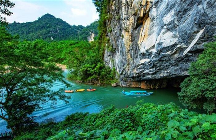Cảnh vật bên ngoài cửa động Phong Nha đẹp như một bức tranh. Ảnh: TTXVN phát