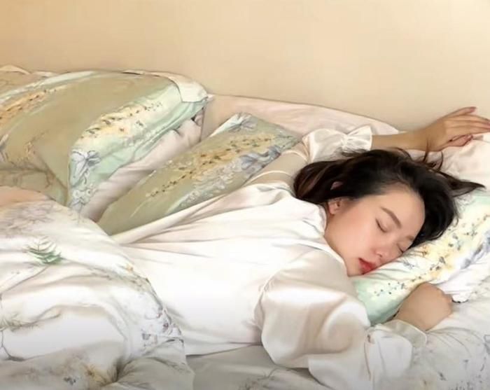 Nữ ca sĩ chia sẻ hình ảnh ngủ vật vờ sau một đêm chăm sóc con.