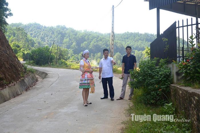 Đảng viên Mã Thị Bí (từ trái qua) Chi bộ Quảng Tân giới thiệu địa điểm xây dựng tuyến đường hoa với lãnh đạo Đảng ủy xã Yên Lâm.