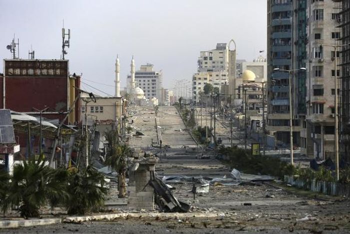Thành phố Gaza tan hoang vì bom đạn của Israel. Ảnh AP. 