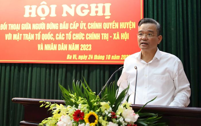 Bí thư Huyện ủy Ba Vì Dương Cao Thanh chỉ đạo các cơ quan, đơn vị đẩy nhanh tiến độ cấp giấy chứng nhận quyền sử dụng đất cho người dân.