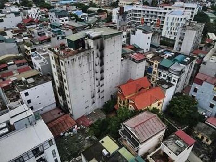 Chung cư mini - nơi xảy ra đám cháy đêm 12-9 tại Thanh Xuân, Hà Nội nằm giữa khu dân cư đông đúc. Ảnh: TTXVN