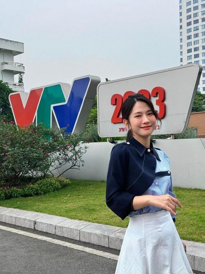 Sự lên hương trong nhan sắc này của Lê Bống tới từ nguyên nhân là cô đã thay đổi trong phong cách ăn mặc.