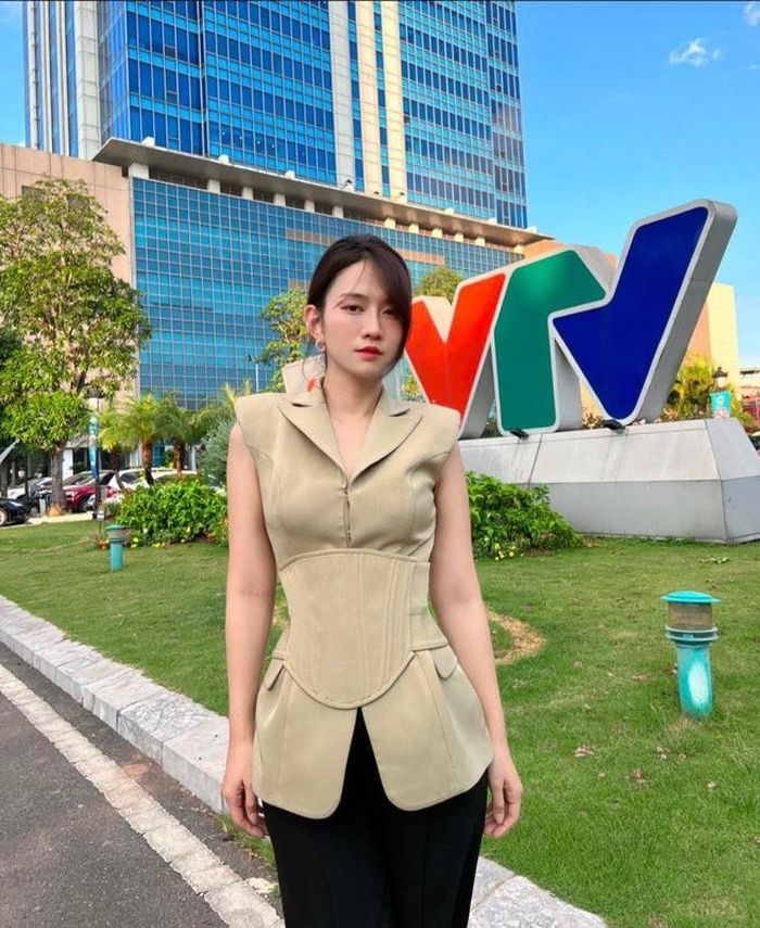 Tuy nhiên ở thời điểm hiện tại, nữ TikToker nổi loạn ngày nào nhận được nhiều lời khen với cách ăn mặc chỉn chu, lịch thiệp mà vẫn rất cuốn hút.