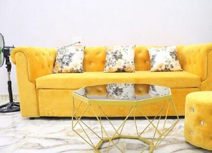 Bộ sofa vàng nổi bật trên tầng 2 là nơi Lê Dương Bảo Lâm livestream sản phẩm mỗi tối. Ảnh: Vietnamnet