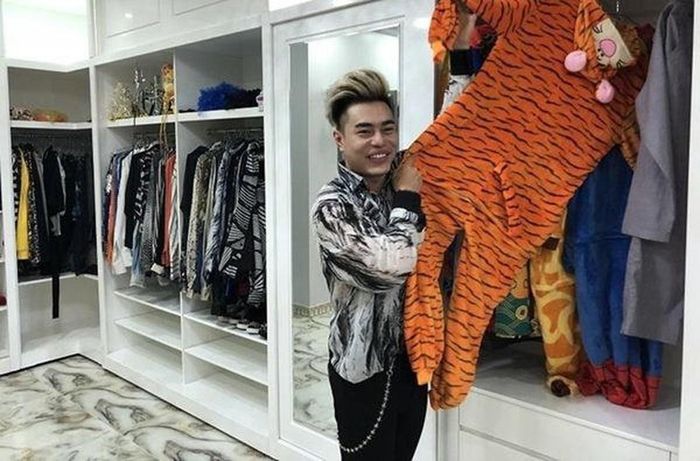 Bảo Lâm dành hẳn một không gian riêng ở tầng 2 để làm nơi chứa trang phục diễn. Ảnh: Yan