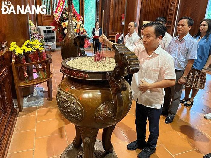 Phó Tổng Biên tập Hứa Văn Hải, Trưởng đoàn công tác đại diện dâng hương.