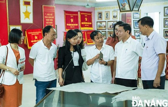 Đoàn công tác Báo Đà Nẵng tham quan Phòng truyền thống Báo Nghệ An.