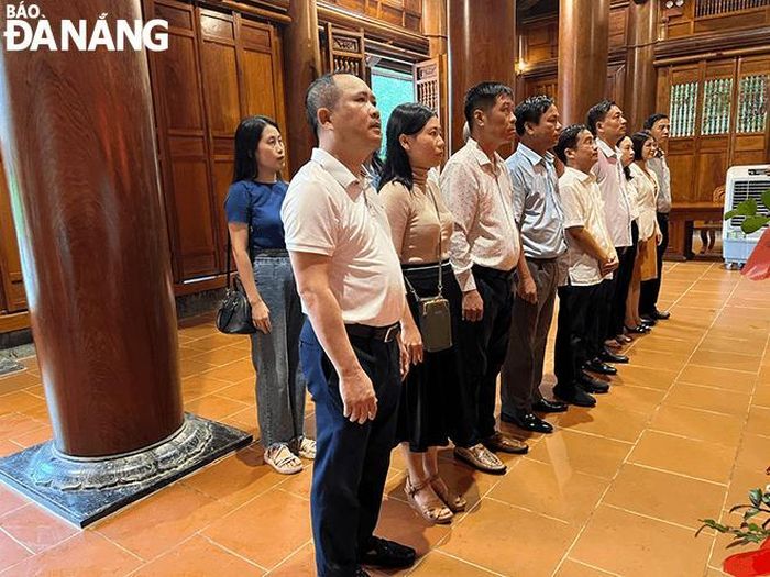 Chiều 25-10, đoàn đến thăm quê ngoại của Bác Hồ tại làng Hoàng Trù, xã Kim Liên, huyện Nam Đàn, tỉnh Nghệ An.