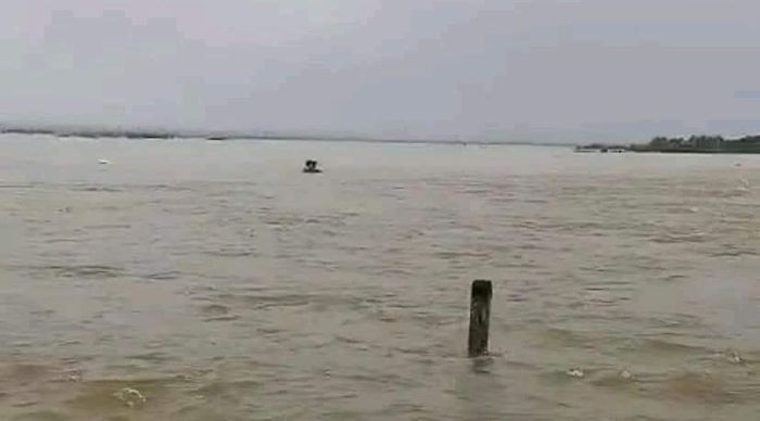 Nhiều nơi nước vẫn còn ngập sâu 