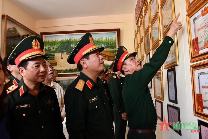  Các đại biểu tham quan Khu lưu niệm Đại tướng Đoàn Khuê.