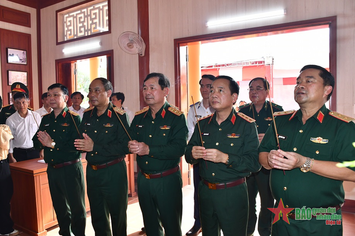 Đoàn công tác Quân ủy Trung ương, Bộ Quốc phòng dâng hương tưởng niệm, tri ân Đại tướng Đoàn Khuê.