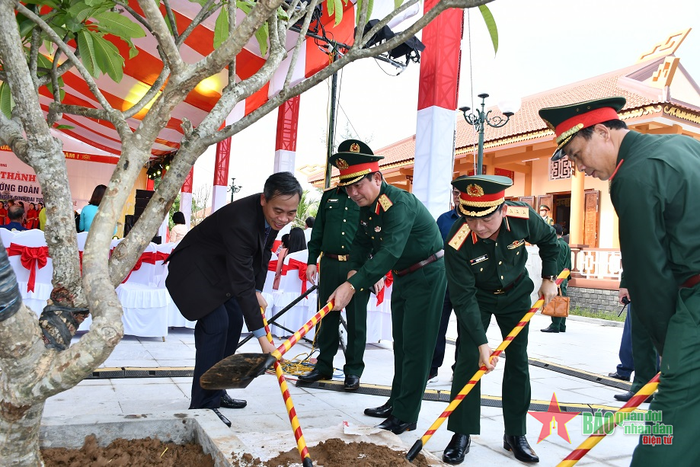  Các đại biểu trồng cây lưu niệm trong khuôn viên công trình.