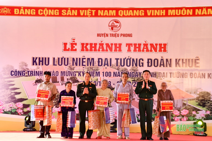  Ban Chỉ đạo Hội thảo khoa học cấp Bộ Quốc phòng trao quà tặng 5 gia đình có công với cách mạng trên địa bàn xã Triệu Lăng, huyện Triệu Phong.