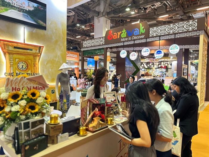 Khách quốc tế tìm hiểu thông tin tại gian hàng của Sở Du lịch TPHCM ở Singapore