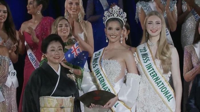Trong phần thi ứng xử, đại diện Venezuela nhận được câu hỏi về những thành tựu trong 5 năm tới.