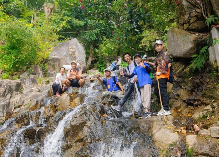 Du khách tham gia trekking Núi Cấm