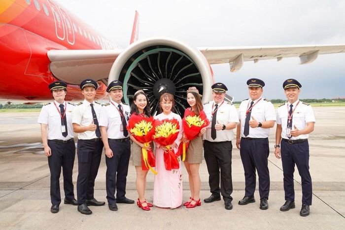 Chủ tịch Nguyễn Phương Thảo và nhân viên Vietjet chào đón tàu bay thứ 101 về với đội bay của hãng.