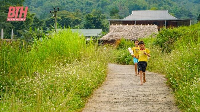 Cuộc sống gần gũi, bình yên với hình ảnh những người phụ nữ gùi lúa hay những đứa trẻ nơi miền sơn cước Pù Luông.