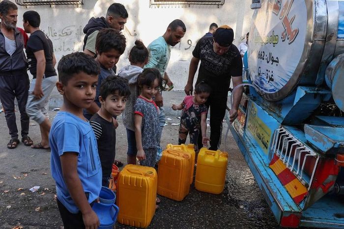 Người dân tại thành phố Gaza xếp hàng để lấy nước vào ngày 24-10. Ảnh: AFP