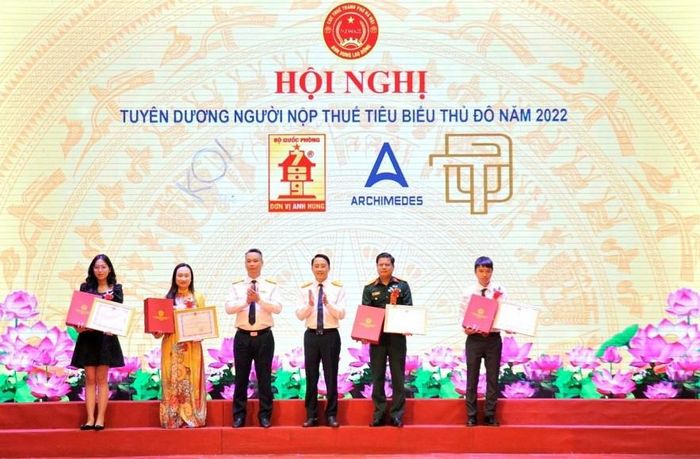 Ông Mai Sơn - Phó Tổng cục trưởng Tổng cục Thuế (thứ 3, từ phải sang) và ông Vũ Mạnh Cường - Cục trưởng Cục Thuế TP. Hà Nội trao Giấy khen của Tổng cục Thuế cho các doanh nghiệp. Ảnh: Hương Xuân