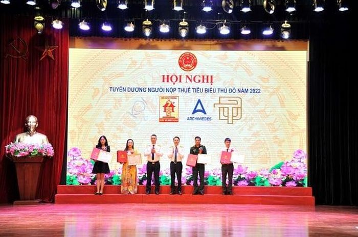  Phó tổng cục trưởng, Tổng cục Thuế Mai Sơn và Cục trưởng Cục Thuế Hà Nội Vũ Mạnh Cường trao Giấy khen Tổng cục Thuế cho đại diện người nộp thuế thực hiện tốt chính sách, pháp luật thuế năm 2022. 