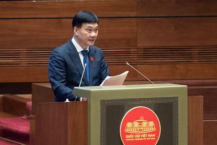 Chủ nhiệm Ủy ban Kinh tế của Quốc hội Vũ Hồng Thanh báo cáo thẩm tra.