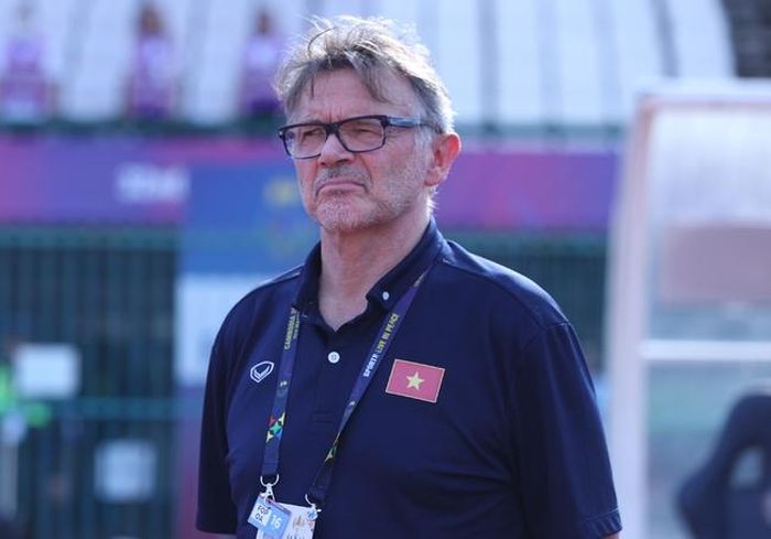 HLV Troussier rất cần sự hỗ trợ cho nhiệm vụ đưa ĐT Việt Nam đến với World Cup. Ảnh: Hoàng Linh
