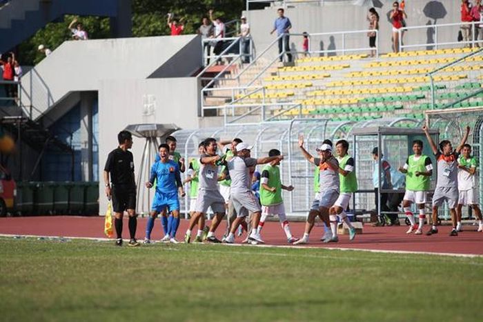 BHL và các cầu thủ U19 Việt Nam ăn mừng hai bàn thắng của Công Phượng, Thanh Tùng. Ảnh: B.D
