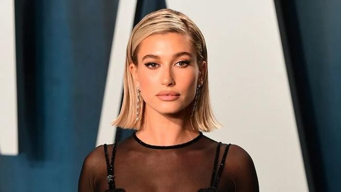 Hailey Bieber sinh năm 1996 tại Arizona, Hoa Kỳ