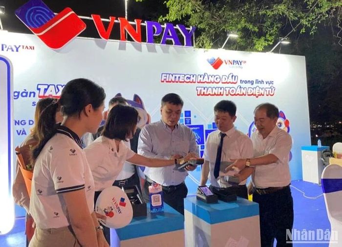 Trải nghiệm mua sắm không dùng tiền mặt của VNPAY. 