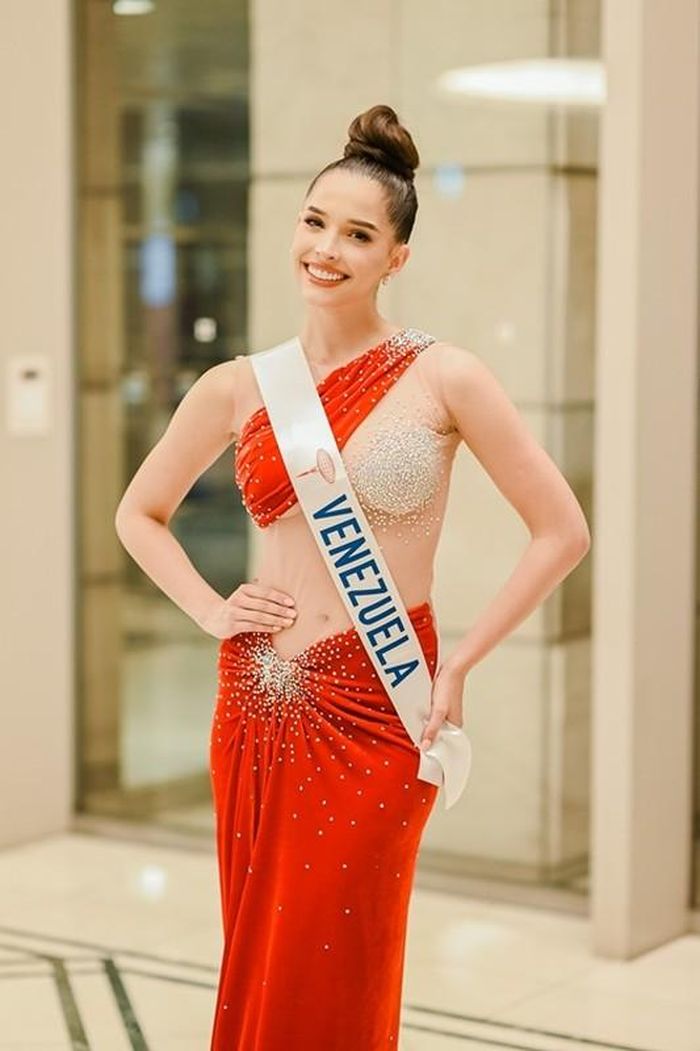 Đại diện Venezuela cuối cùng cũng tìm lại được hành lý nhờ ban tổ chức. Ảnh: Miss International.