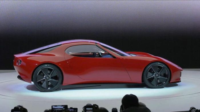  Về ngoại hình, Mazda Iconic SP có ngoại hình khá đơn giản và mềm mại. Điểm nhấn ở khu vực đầu xe là cụm đèn pha pop-up gợi nhiều liên tưởng đến RX-7. Bên cạnh đó là lưới tản nhiệt hình chiếc khiên đặc trưng của thương hiệu Mazda. 