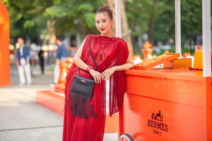  Quỳnh Anh Shyn yêu kiều, sang trọng với tạo hình đậm chất Á Đông. Fashionista đình đám diện mẫu váy đỏ rực rỡ cùng túi có điểm nhấn tua rua để outfit thêm phần phá cách, lạ mắt 