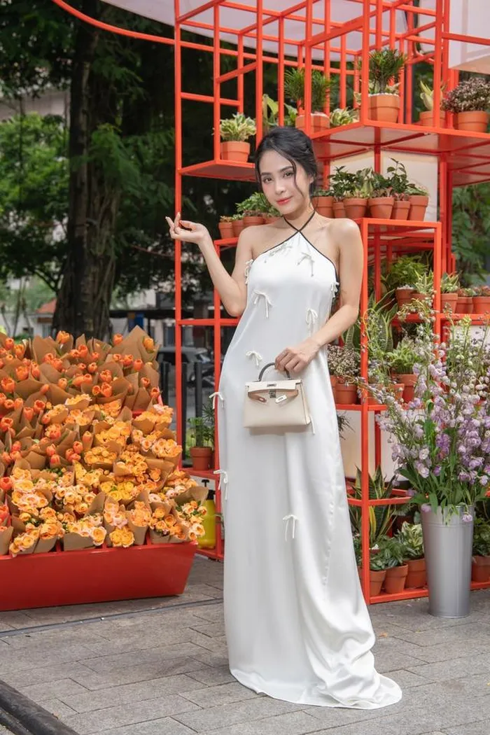  Ca nương Kiều Anh dịu dàng, nữ tính trong mẫu váy cổ yếm gắn nơ màu trắng, tôn lên phần xương quai xanh quyến rũ 