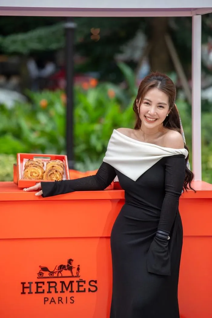  Mẫn Tiên thu hút mọi ánh nhìn với visual xinh đẹp, rạng rỡ. Nàng hotgirl diện mẫu váy trễ vai ôm sát, khoe vóc dáng thon gọn, chuẩn chỉnh 