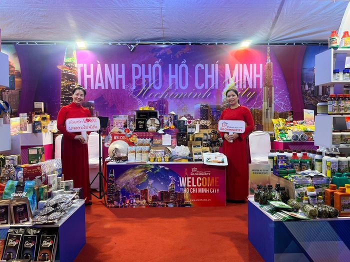 Gian hàng giới thiệu các sản phẩm du lịch TPHCM tại Tuần lễ Văn hóa- Du lịch Luông Pha Bang (Lào)