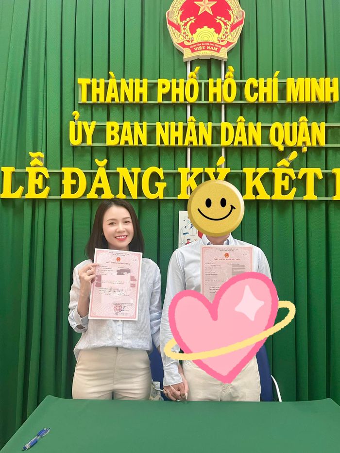 Sam công khai hình ảnh đăng ký kết hôn, song vẫn giấu kỹ danh tính chồng sắp cưới. (Ảnh: FBNV)