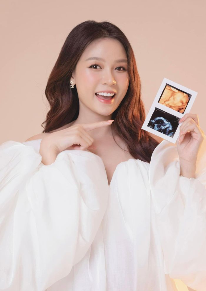 Sau nhiều đồn đoán mang thai, Sam công khai hình ảnh siêu âm. (Ảnh: FBNV)