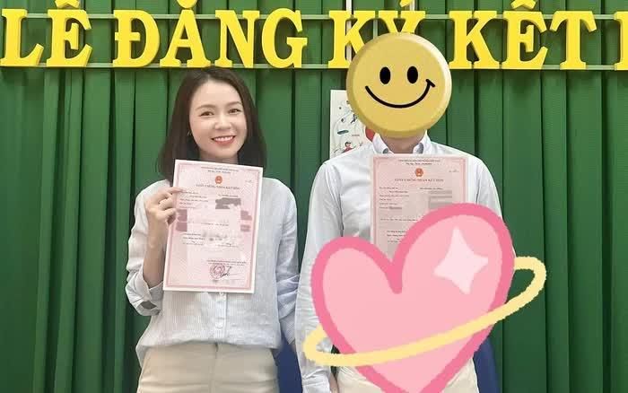 Hình ảnh đăng ký kết hôn của Sam và vị hôn phu