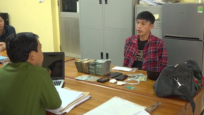 Các đối tượng cùng tang vật tại Cơ quan điều tra