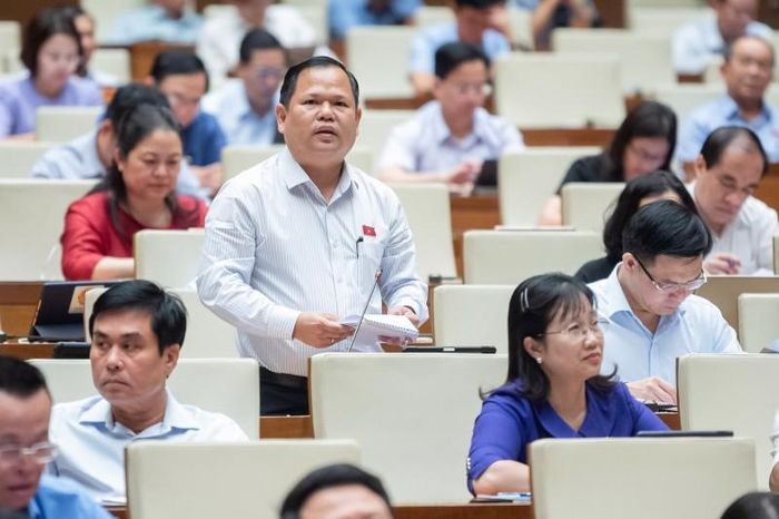 Đại biểu Nguyễn Duy Thanh, đoàn Cà Mau phát biểu tại hội trường chiều ngày 26/10.