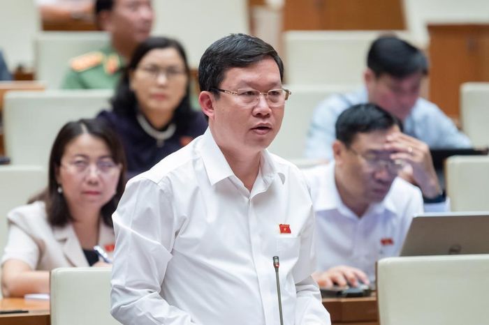 Đại biểu Nguyễn Quốc Luận, đoàn Yên Bái phát biểu